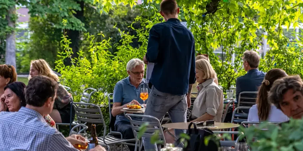 chiffon_zuerich_sommerabend_gartenrestaurant